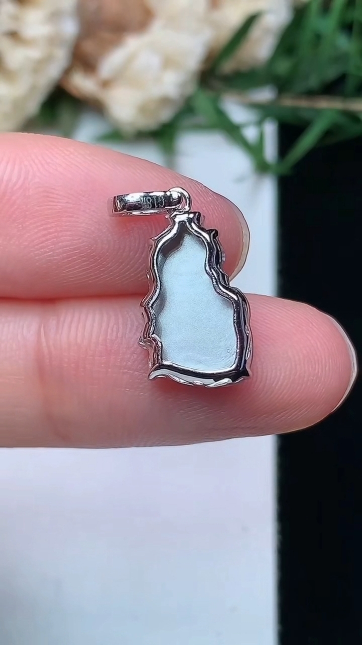 天然A货翡翠白冰花仙子吊坠，尺寸14.2-8.8-4.6，重量:1.22g
4月21日