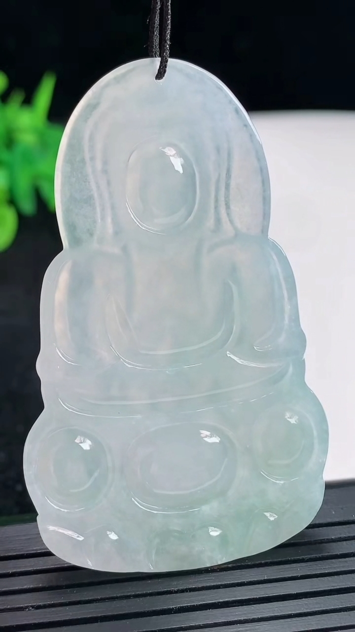 天然A货翡翠正装观音吊坠，尺寸61-37.6-5.5重量:23.82g
4月21日