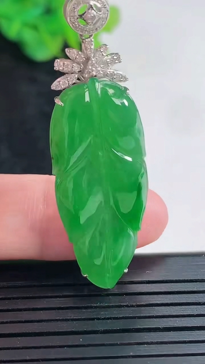 天然A货翡翠金枝玉叶 吊坠，尺寸49-15.5-5.8，裸石36-15重量:7.28g
4月21日