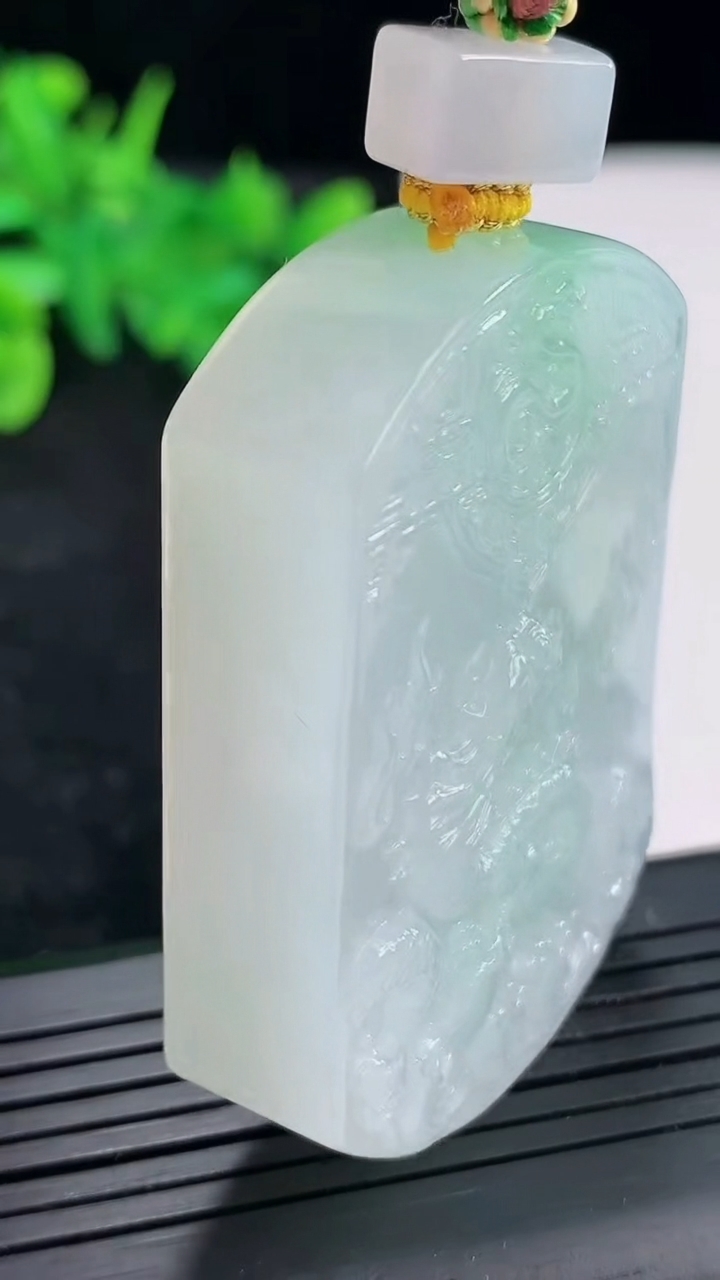 天然A货翡翠龙牌吊坠，尺寸50-36-12.5重量:65.51g
4月21日