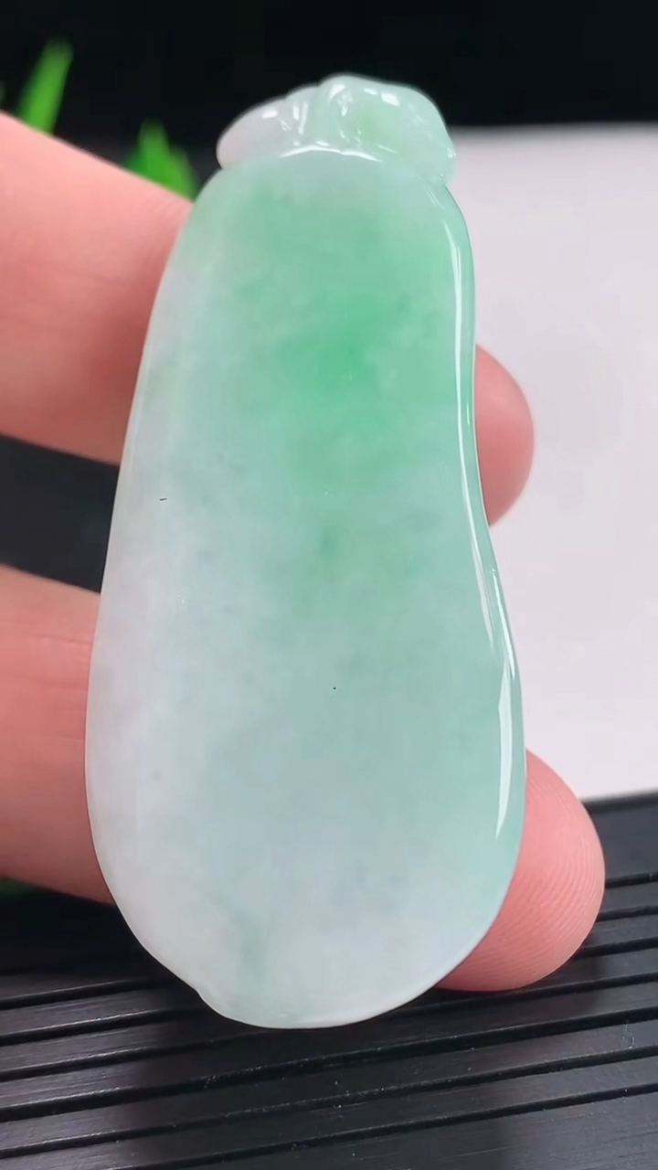 天然A货翡翠福瓜吊坠，尺寸56.5-24-11.6重量:30.39g
4月21日