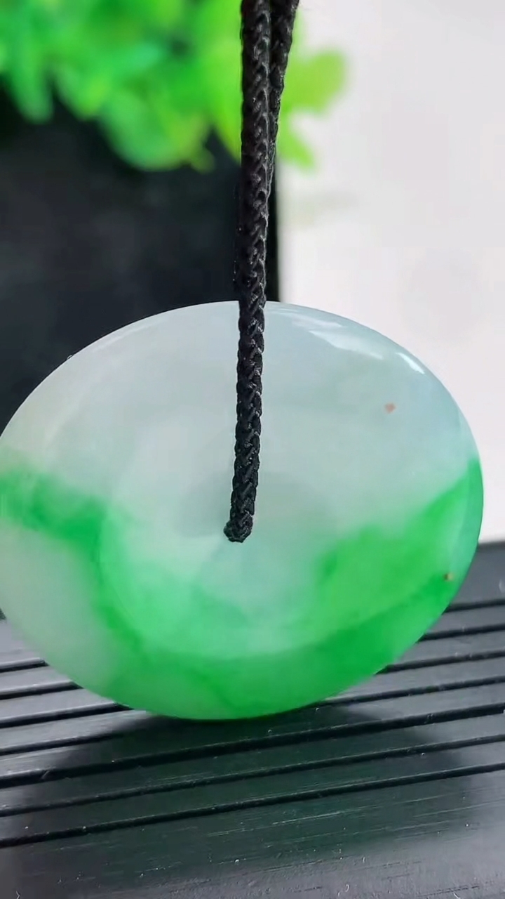 天然A货翡翠平安扣吊坠，尺寸33-5.5重量:13.27g
4月21日