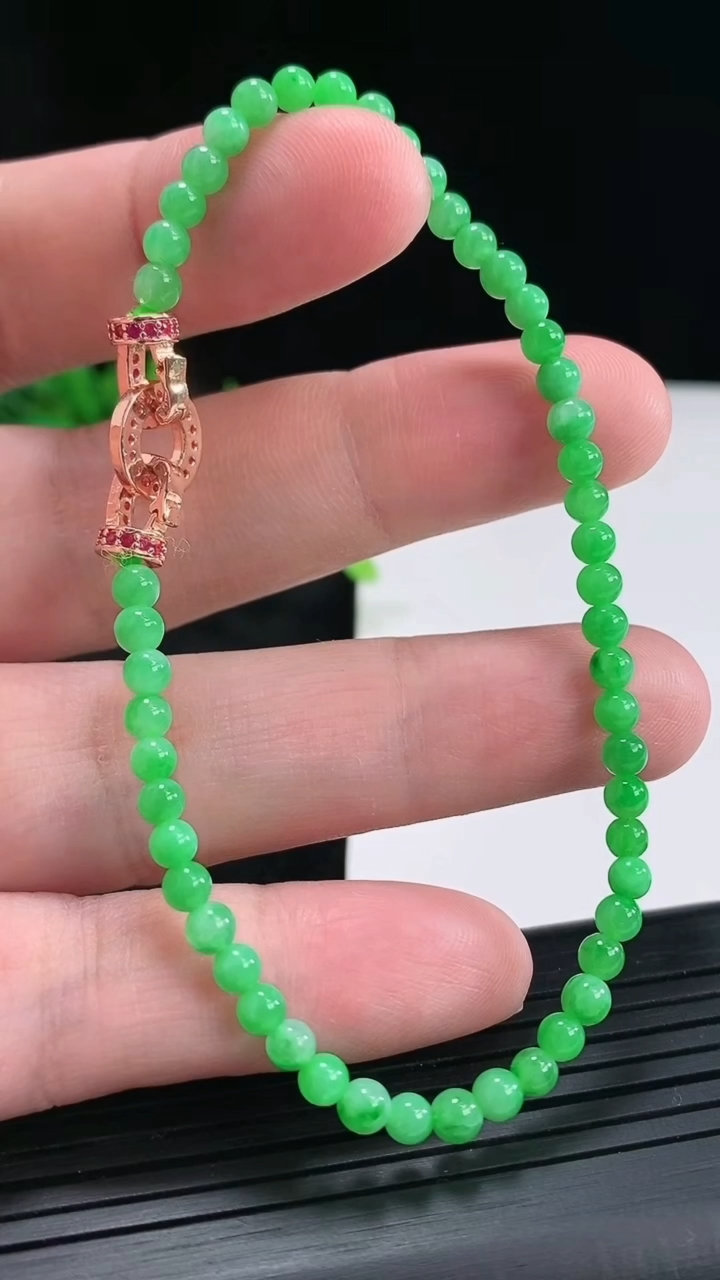 天然A货翡翠小米珠手串，尺寸3.5-50颗重量:6.03g4月21日
工厂直销收藏佳品,种好水足，色泽均匀，有种有色，上手高大气！