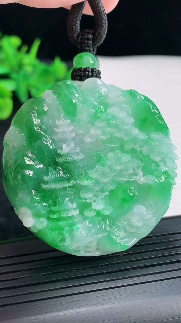 天然A货翡翠山水牌吊坠，尺寸47.5-11.5重量:61.54g
4月21日