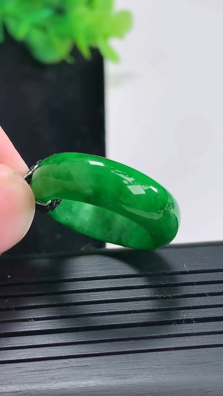 天然A货翡翠玉指环 戒指，尺寸17.6-7-3.8重量:5.67g2026年4月21日
工厂直销收藏佳品,种好水足，色泽均匀，有种有色，上手高大气！