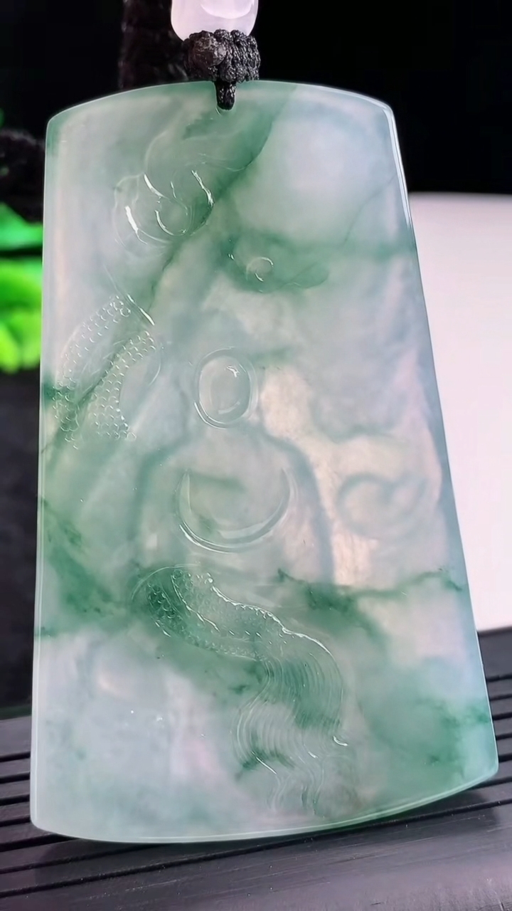 天然A货翡翠种飘花祥龙大日如来佛吊坠，尺寸67-43-4.8重量:37.70g
4月21日