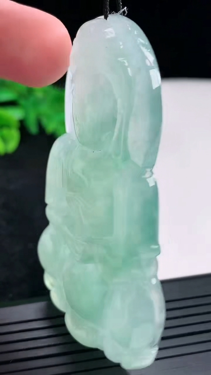 天然A货翡翠正装观音吊坠，尺寸68-42-7.5重量:40.00g
4月21日
