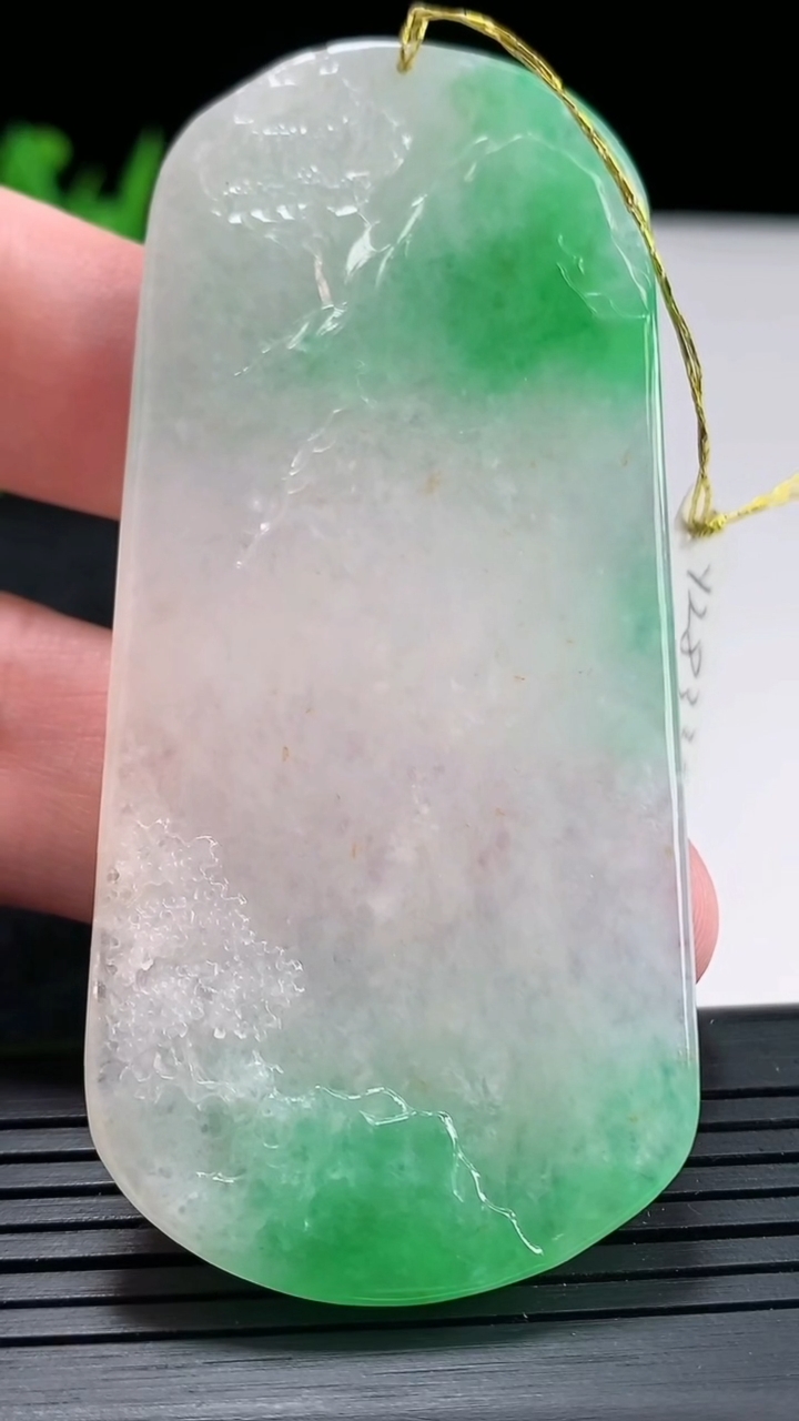 天然A货翡翠山水牌吊坠，尺寸76.6-34.5-7重量:14.08g
4月21日