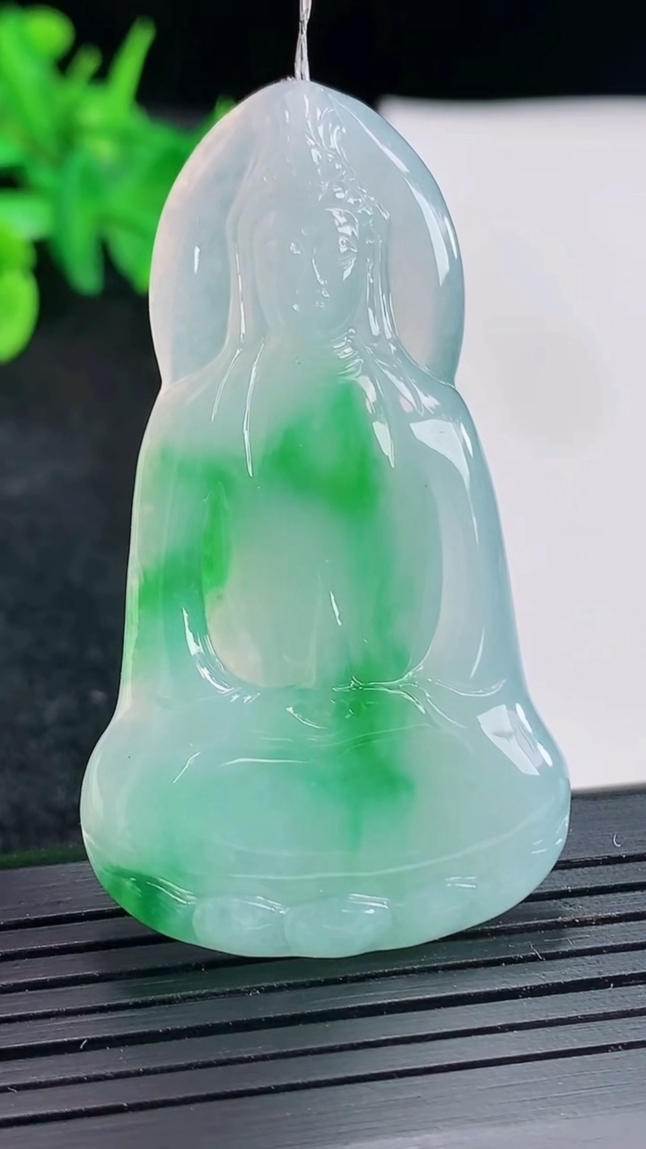 天然A货翡翠素衣观音吊坠，尺寸56.6-31.6-4.5重量:15.33g
4月21日