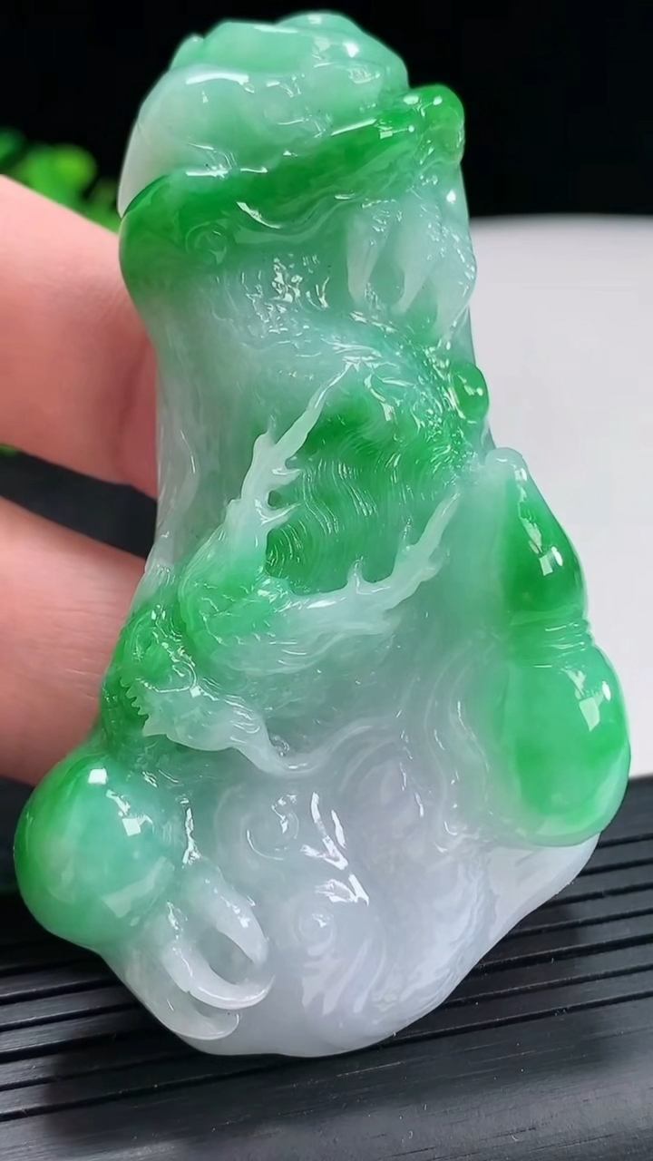 天然A货翡翠龙牌吊坠，尺寸3.6-41.5-13.5重量:59.30g
4月21日