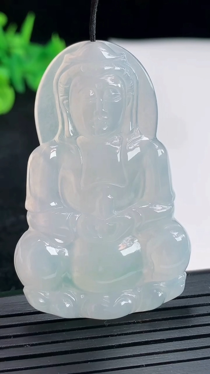 天然A货翡翠正装观音吊坠，尺寸55.5-36-5.2重量:18.97g
4月21日