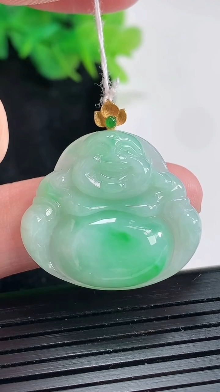 天然A货翡翠佛公吊坠，尺寸25-28.6-5.2重量:5.95g
4月21日