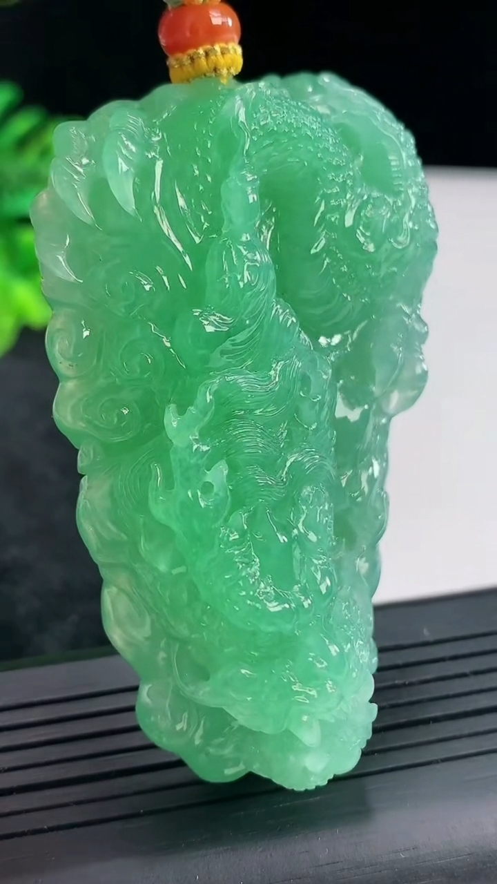 天然A货翡翠龙牌吊坠，尺寸67.5-43.6-17.5重量:75.25g
4月21日