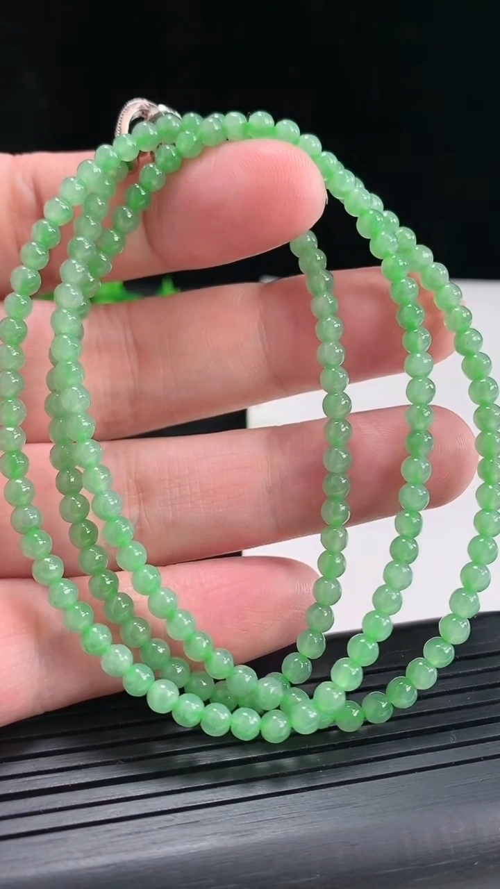 天然A货翡翠圆珠项链，尺寸3.5-168颗重量:16.56g
4月21日