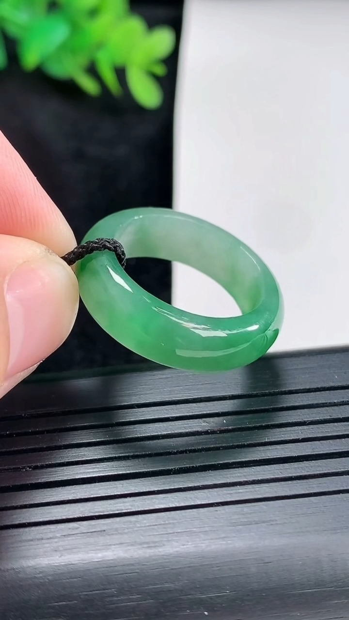 天然A货翡翠玉指环 戒指，尺寸19.2-7-4重量:5.46g2026年4月21日
工厂直销收藏佳品,种好水足，色泽均匀，有种有色，上手高大气！