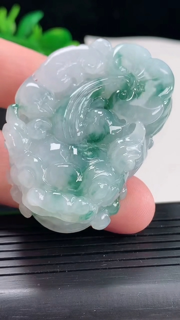 天然A货翡翠飘花貔貅吊坠，尺寸50.6-32.5-15重量:61.34g
4月21日