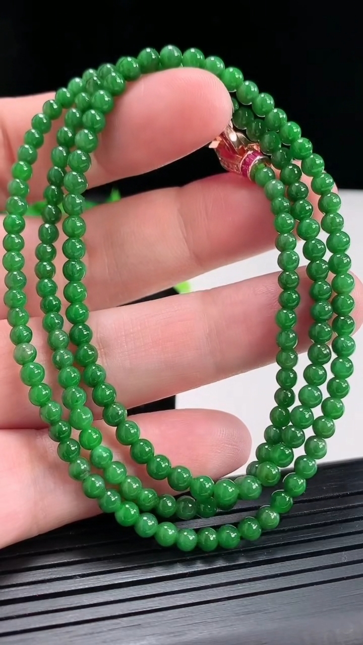 天然A货翡翠圆珠项链，尺寸4-166颗重量:16.56g4月21日
工厂直销收藏佳品,种好水足，色泽均匀，有种有色，上手高大气！
