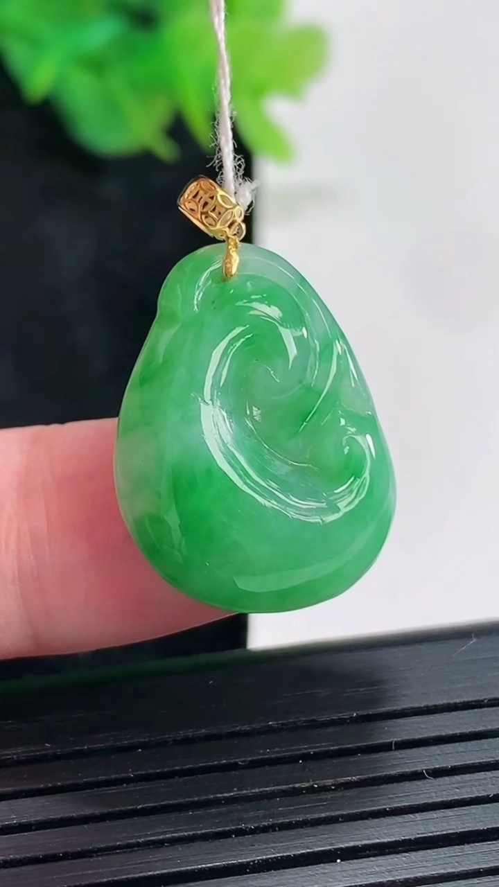 天然A货翡翠如意吊坠，尺寸21-17-4.5重量:3.48g
4月21日