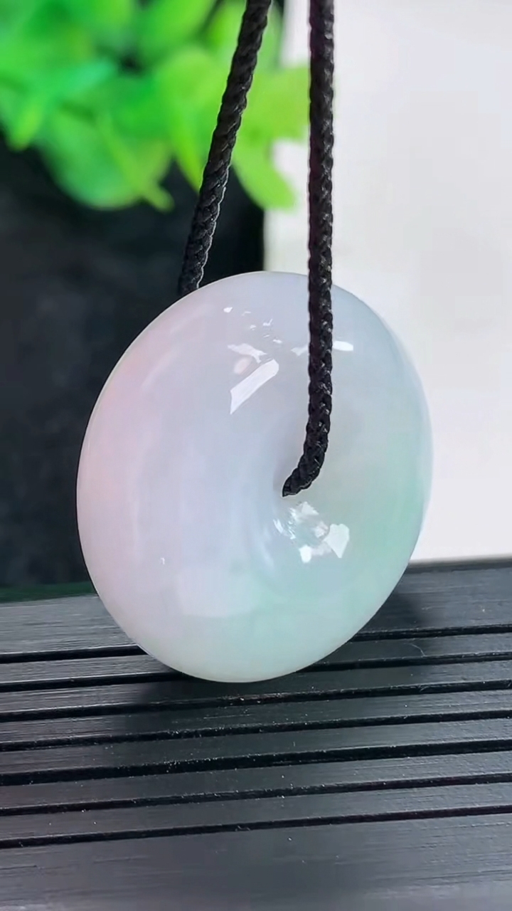 天然A货翡翠春带彩 紫罗兰路路通吊坠，尺寸27.5-12重量:18.06g
4月21日