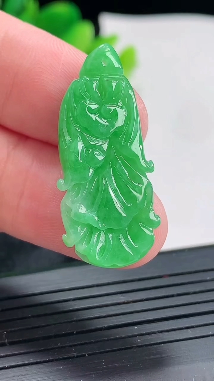 天然A货翡翠白菜吊坠，尺寸34-15-5重量:3.67g
4月21日