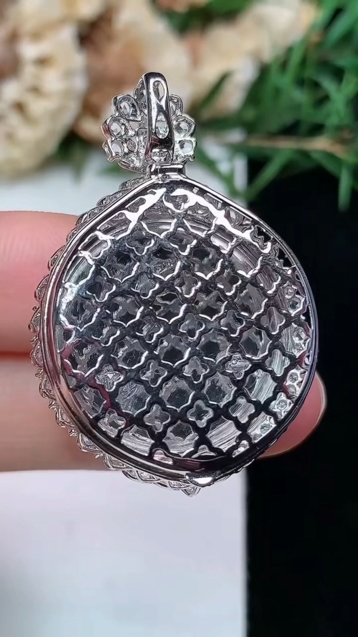 天然A货翡翠白冰平安扣吊坠，尺寸37.7-25.5-11.7，裸石21.7，重量:9.56g
4月21日