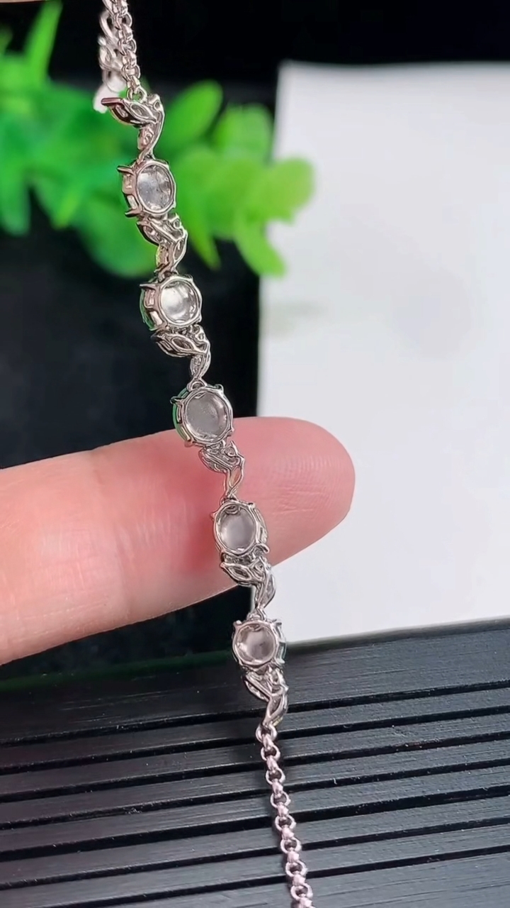 天然A货翡翠蛋面手链，尺寸5-4，含金厚4.3重量:3.23g
4月21日