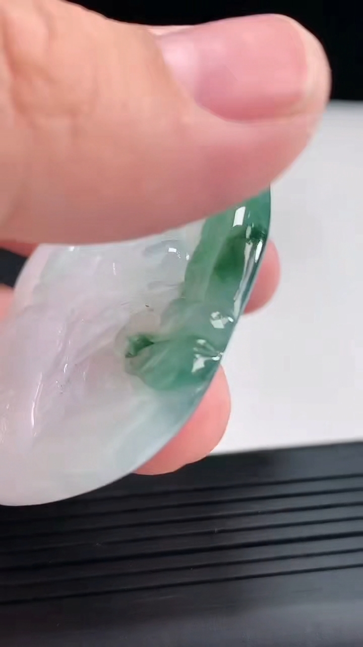 天然A货翡翠飘花普贤菩萨吊坠，尺寸65-40-5重量:28.83g
4月21日