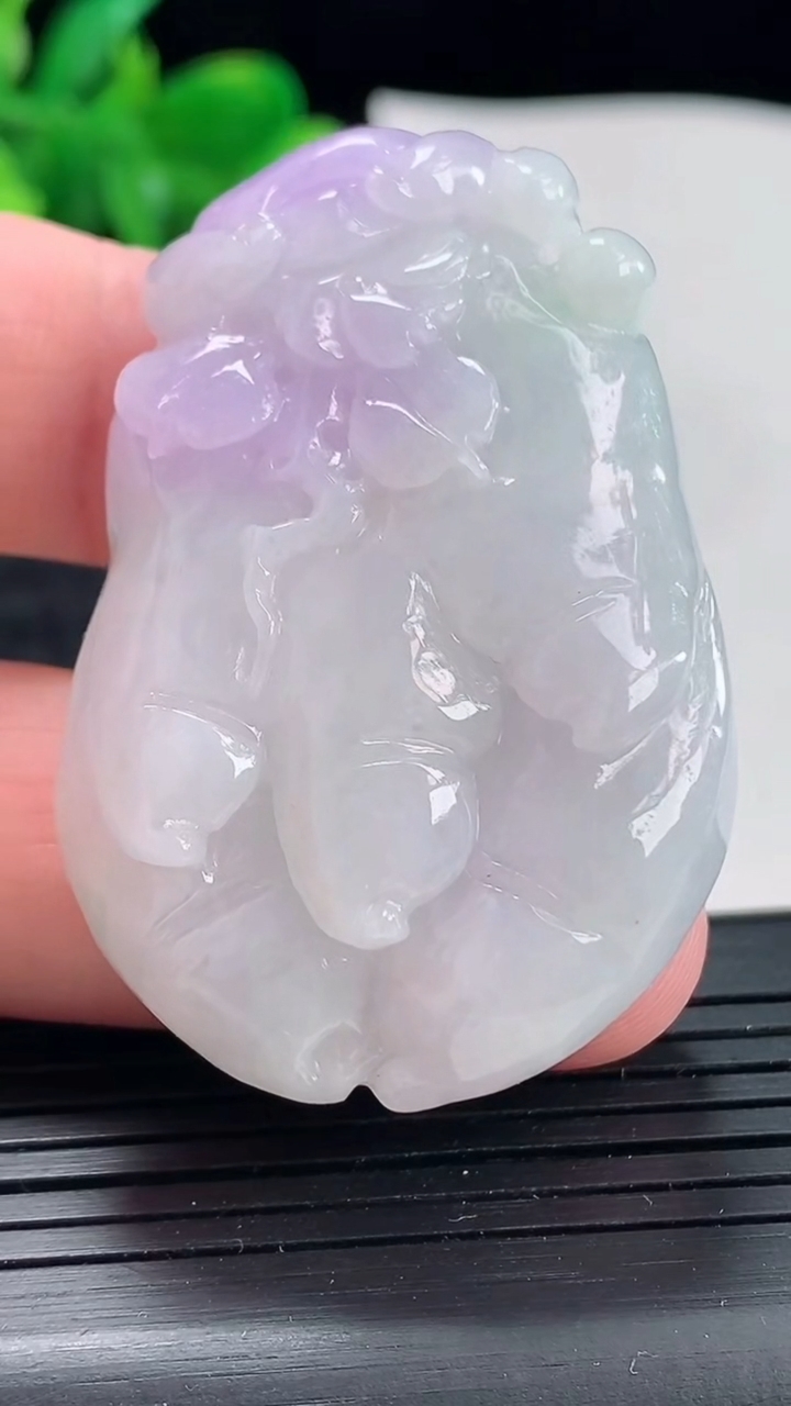 天然A货翡翠紫罗兰人参吊坠，尺寸49.5-33-11.5重量:37.85g
4月21日