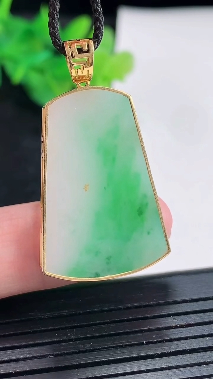 天然A货翡翠无事牌吊坠，尺寸37.5-20.5-4.3，裸石30-20重量:7.45g
4月21日