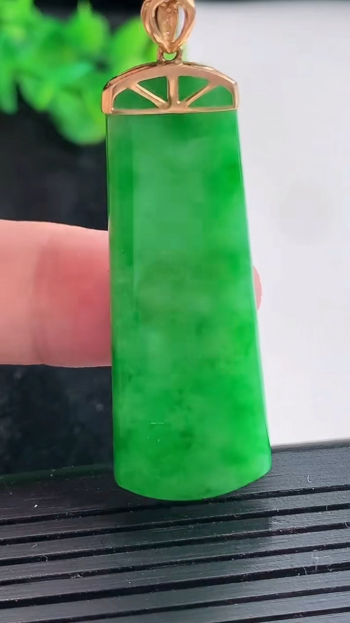 天然A货翡翠无事牌吊坠，尺寸44.5-16.8-4.2重量:9.97g
4月21日
