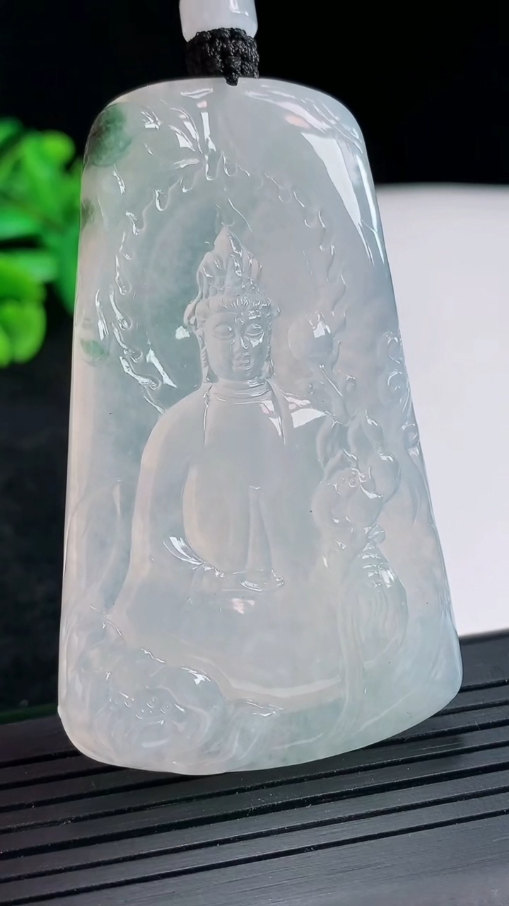 天然A货翡翠种飘花大势至菩萨吊坠，尺寸62-40-6.8重量:41.94g
4月21日