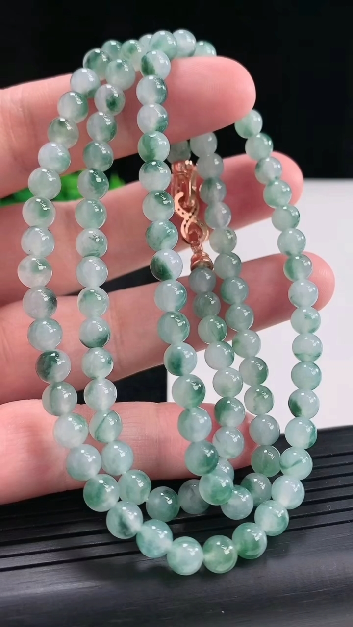 天然A货翡翠飘花圆珠项链，尺寸5.5-108颗重量:37.07g4月21日
工厂直销收藏佳品,种好水足，色泽均匀，有种有色，上手高大气！