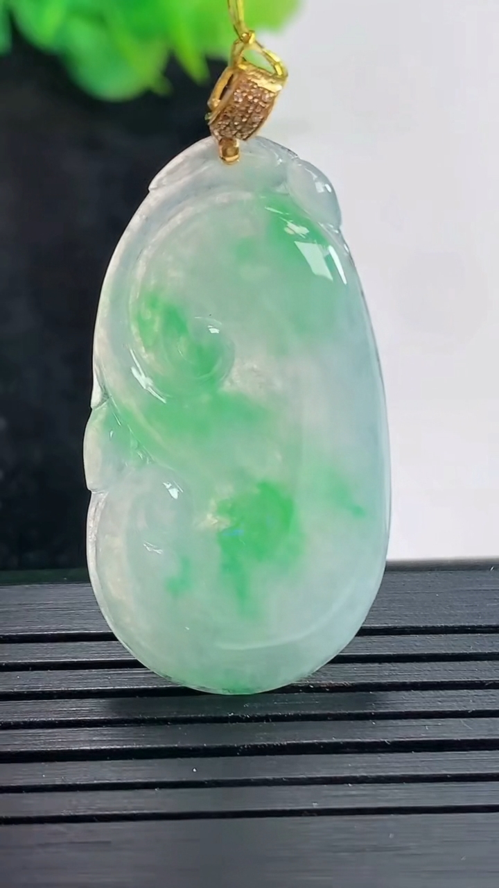 天然A货翡翠如意吊坠，尺寸35.6-20-3.5重量:5.75g
4月21日