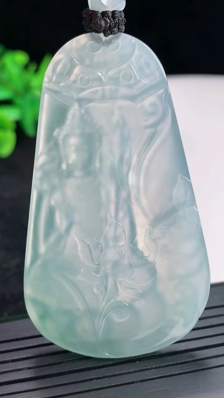 天然A货翡翠虚空藏菩萨吊坠，尺寸62-37-5.2重量:28.19g
4月21日