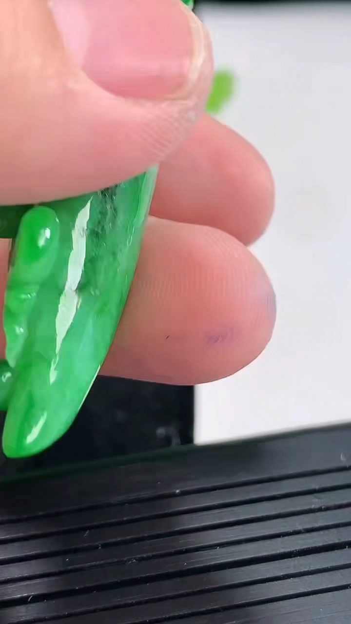 天然A货翡翠福瓜吊坠，尺寸55-22-13重量:19.91g
4月21日