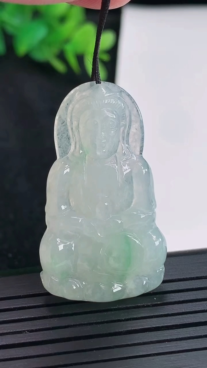 天然A货翡翠正装观音吊坠，尺寸40.5-23.6-4.5重量:7.93g
4月21日