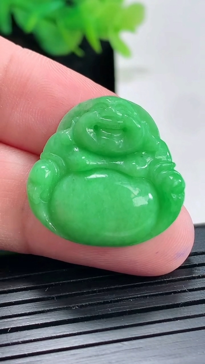 天然A货翡翠佛公吊坠，尺寸24.5-25-5.5重量:5.16g
4月21日