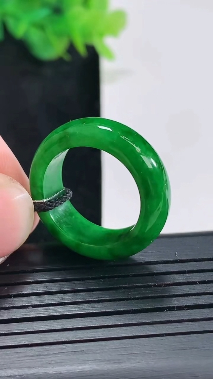 天然A货翡翠玉指环 戒指，尺寸17.6-7-3.8重量:5.67g2026年4月21日
工厂直销收藏佳品,种好水足，色泽均匀，有种有色，上手高大气！