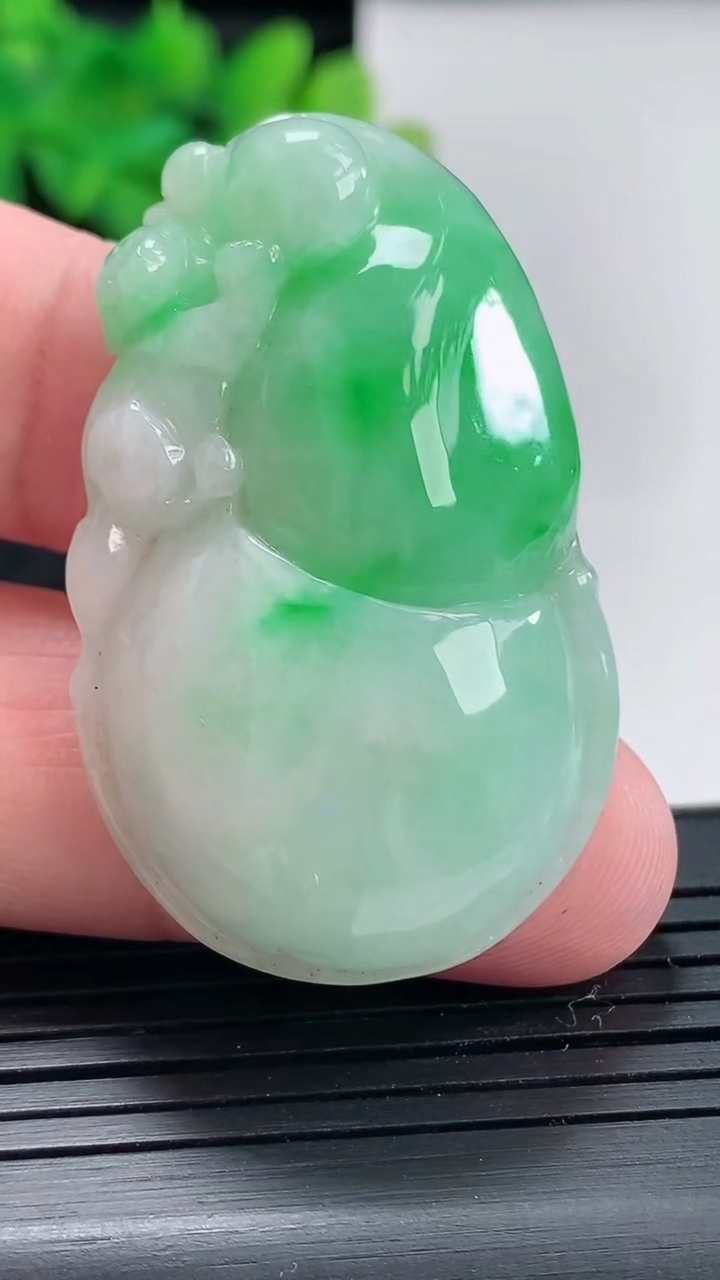 天然A货翡翠葫芦吊坠，尺寸44-27-10重量:19.94g
4月21日
