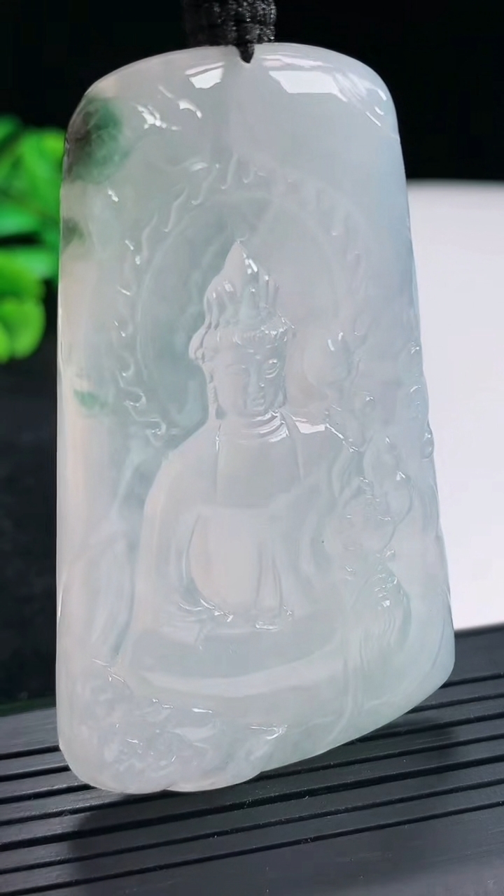 天然A货翡翠种飘花大势至菩萨吊坠，尺寸62-40-6.8重量:41.94g
4月21日