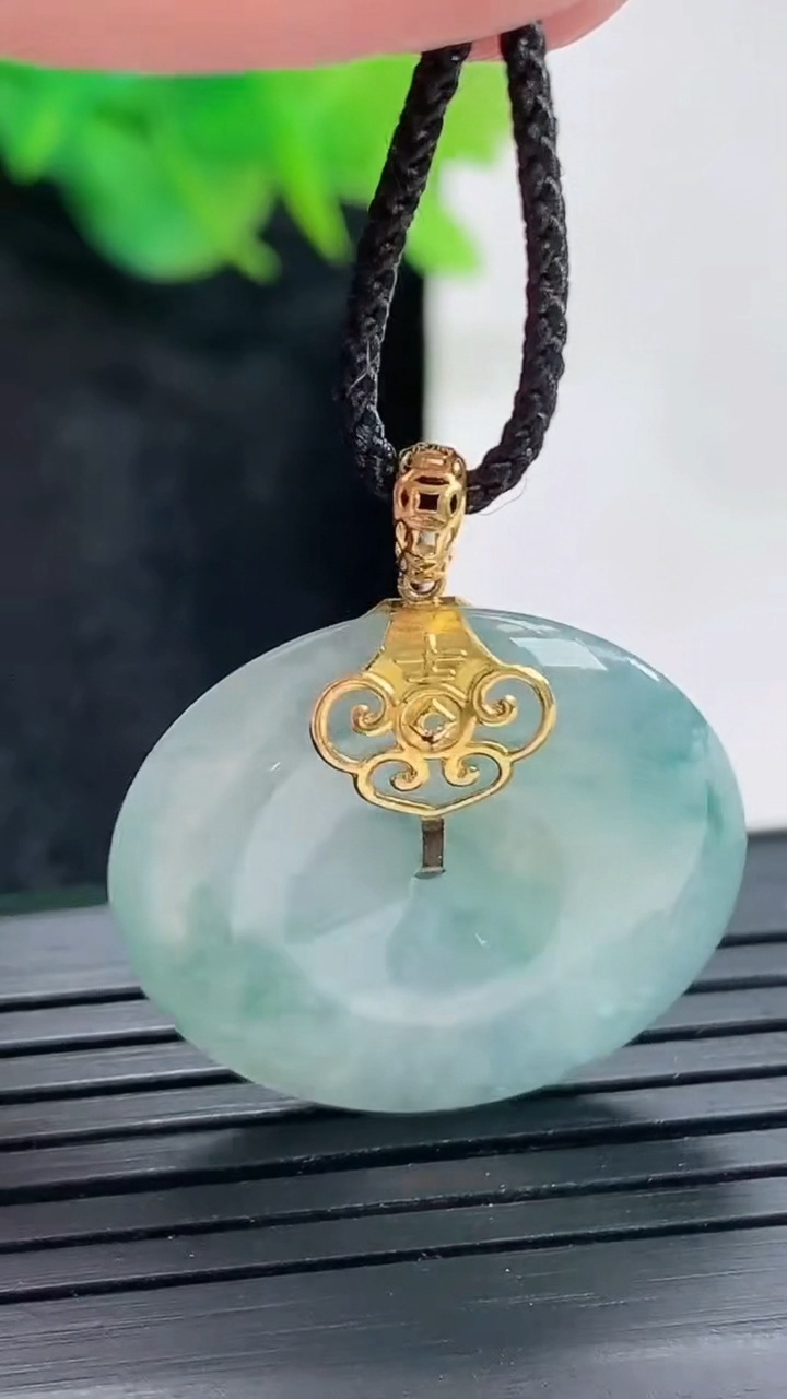 天然A货翡翠18k金飘花平安扣吊坠，尺寸24.5-5重量:5.76g
4月21日