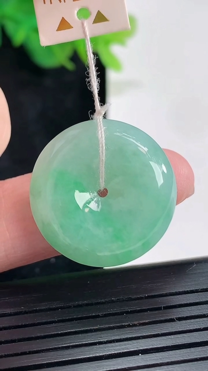 天然A货翡翠平安扣吊坠，尺寸23-6.2重量:6.93g
4月21日