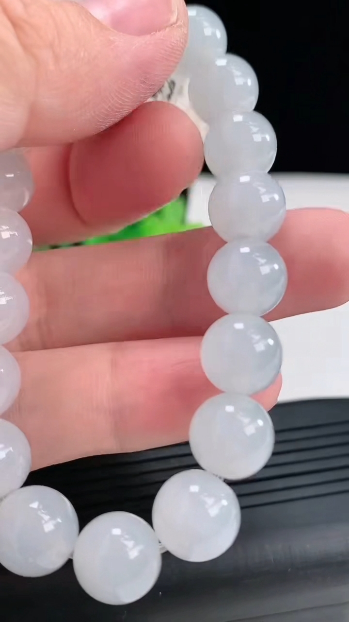 天然A货翡翠种白冰圆珠手串，尺寸10重量:35.49g4月21日
工厂直销收藏佳品,种好水足，色泽均匀，有种有色，上手高大气！