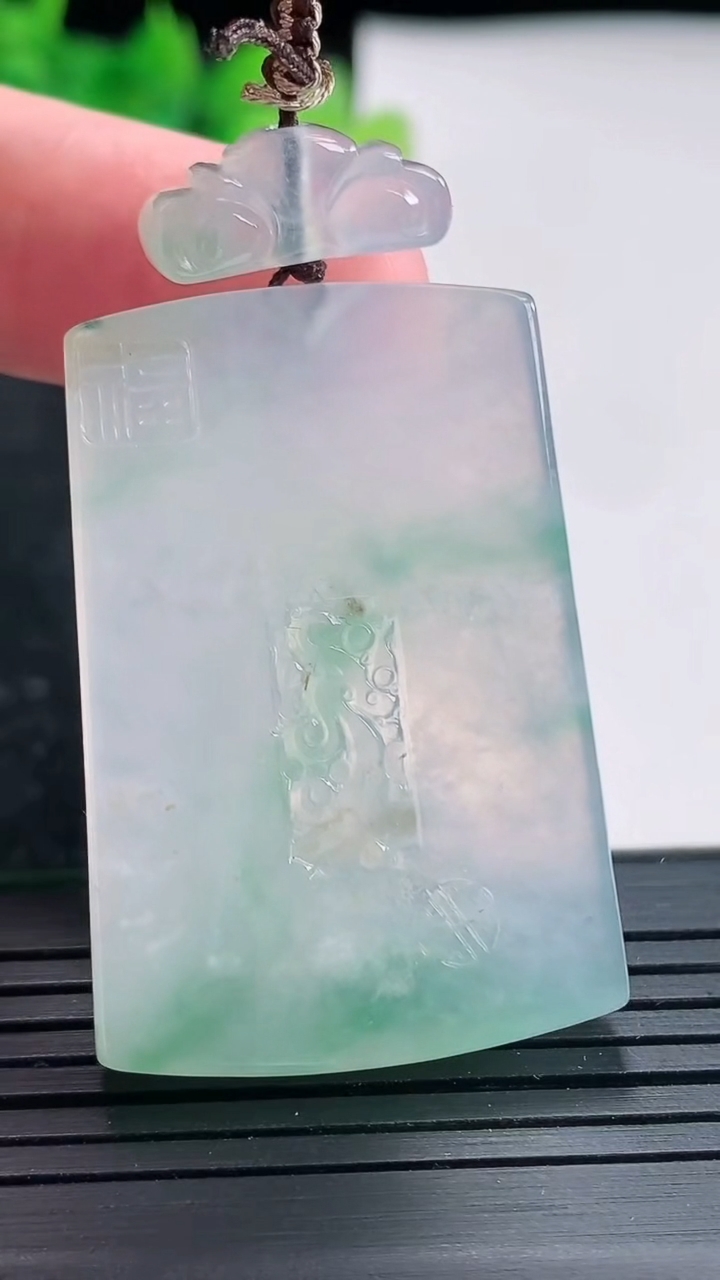 天然A货翡翠仿古无事牌吊坠，尺寸41-28-5.2重量:20.61g
4月21日