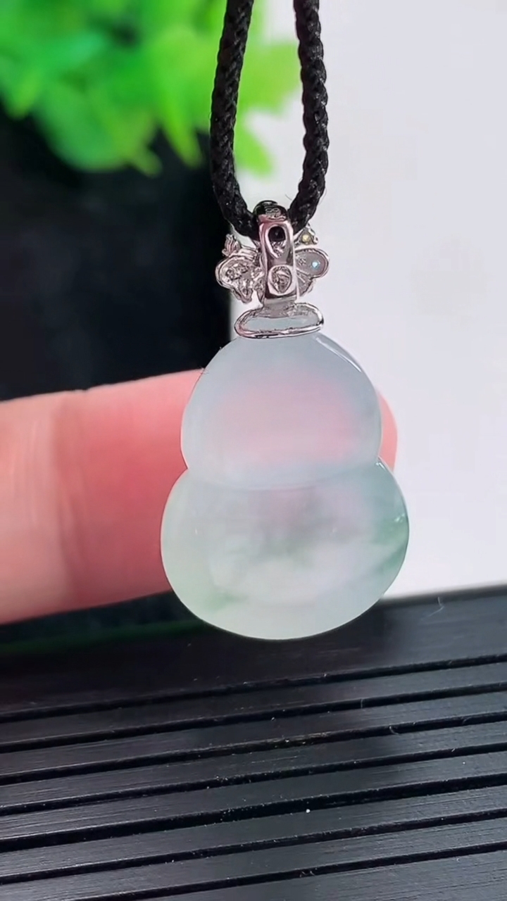 天然A货翡翠种飘花葫芦吊坠，尺寸22-16-7重量:4.86g
4月21日