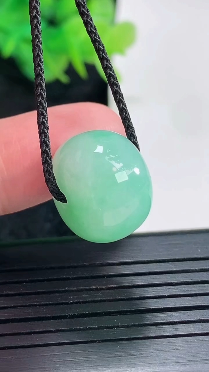 天然A货翡翠路路通吊坠，尺寸17-12.8重量:6.80g
4月21日