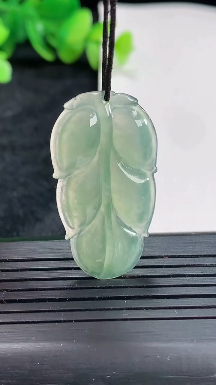 天然A货翡翠金枝玉叶 叶子吊坠，尺寸35-19.5-3.5重量:4.68g
4月21日