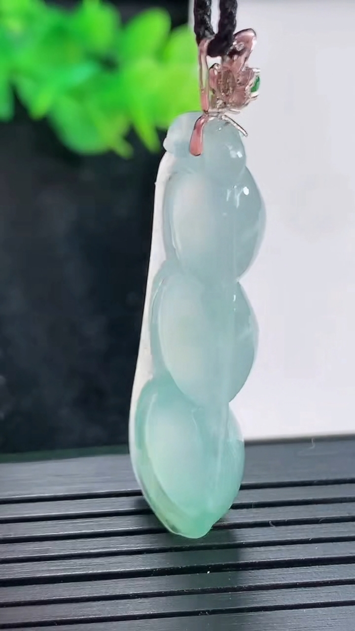天然A货翡翠福豆吊坠，尺寸42-15-6.5重量:7.99g
4月21日