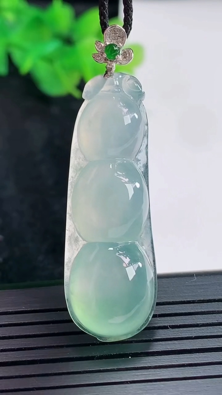 天然A货翡翠福豆吊坠，尺寸42-15-6.5重量:7.99g
4月21日