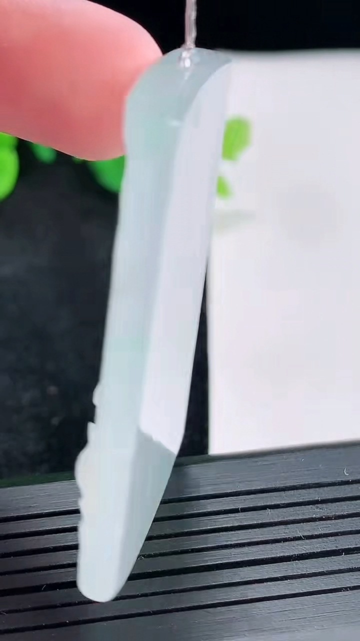 天然A货翡翠观音菩萨吊坠，尺寸53-30.5-5重量:21.42g
4月21日